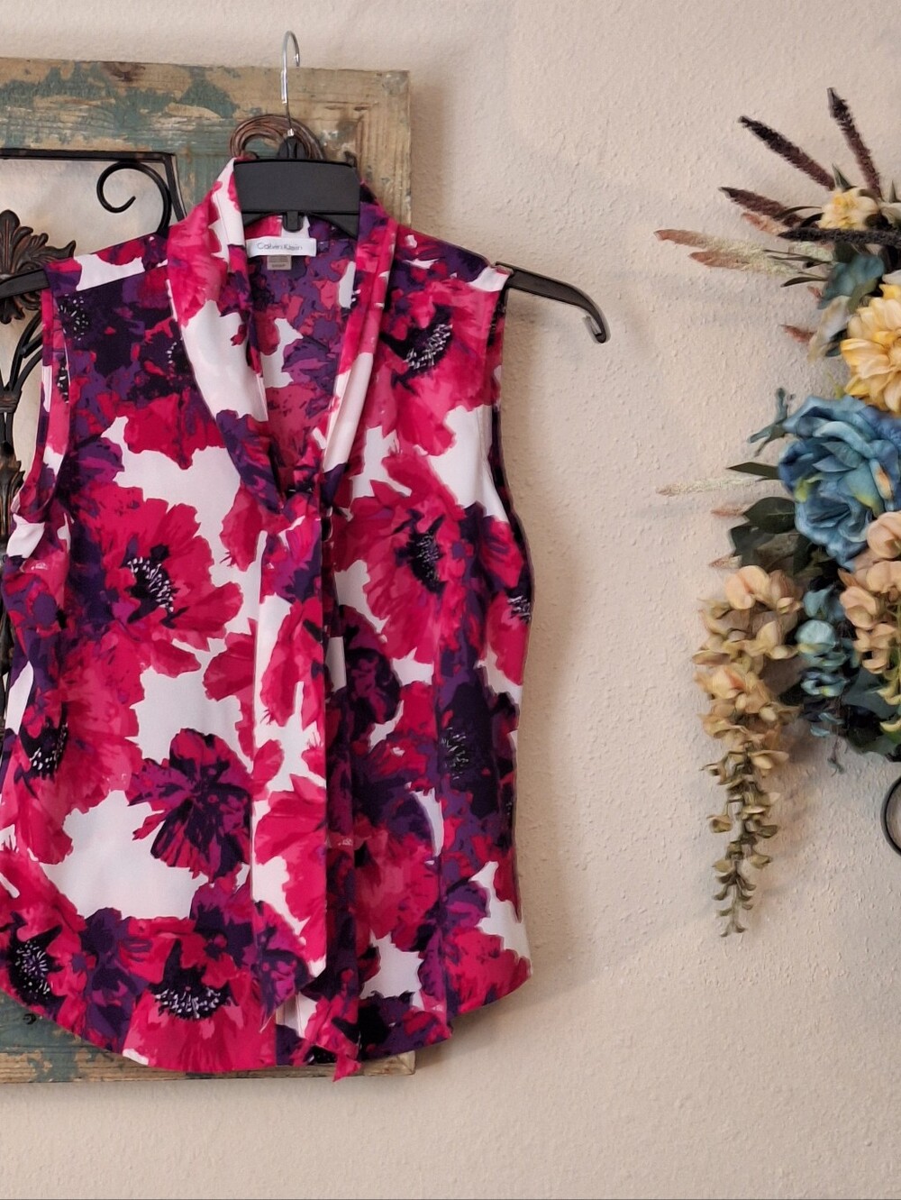 Calvin Klein White, Pink & Magenta Floral Tie-Neck Sleeveless Top. Size Small - Picture 2 of 7